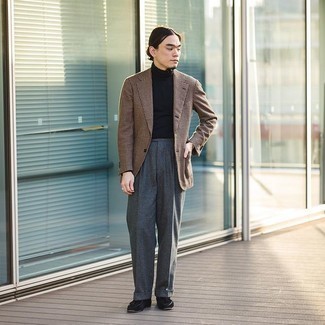 С чем носить темно-серые шерстяные классические брюки мужчине