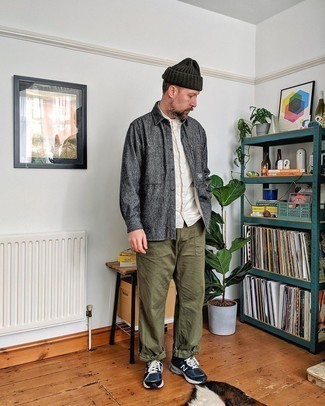 С чем носить темно-серую шерстяную рубашку с длинным рукавом мужчине