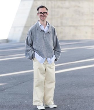 С чем носить темно-серый шерстяной свитер с воротником поло мужчине