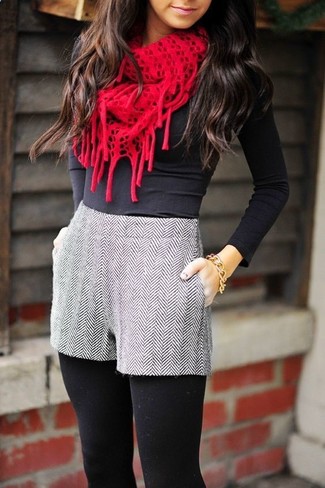 С чем носить темно-серые шерстяные шорты женщине