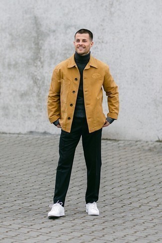 Как носить темно-серую шерстяную водолазку с черными брюками чинос