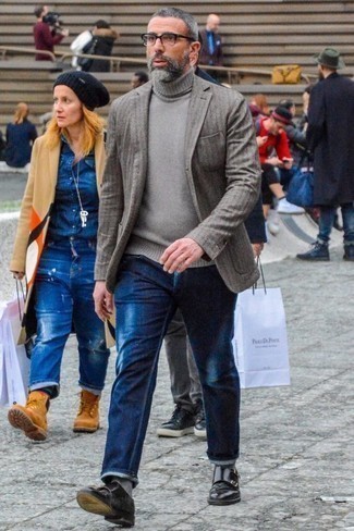 Как носить темно-серую шерстяную водолазку с черными кожаными монками