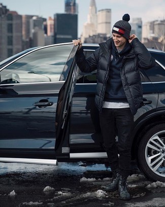 Какие футболки с круглым вырезом носить с темно-серыми рабочими ботинками мужчине