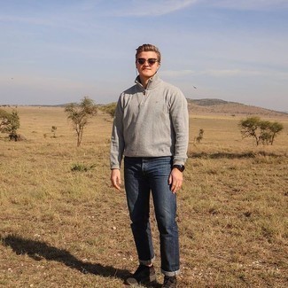 С чем носить темно-серый свитер с воротником на молнии мужчине