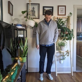 С чем носить темно-серый свитер с воротником на молнии мужчине