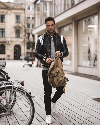 С чем носить темно-серый свитер с воротником на молнии мужчине