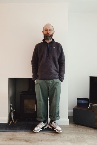 С чем носить темно-серый свитер с воротником на молнии мужчине