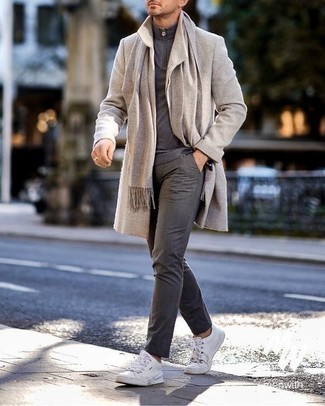 С чем носить темно-серый свитер с воротником на молнии мужчине