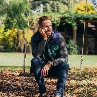 С чем носить темно-серый свитер с воротником на молнии мужчине