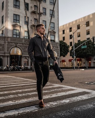 С чем носить темно-серый свитер с воротником на молнии мужчине