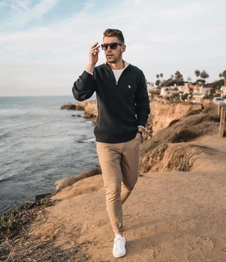 С чем носить темно-серый свитер с воротником на молнии мужчине