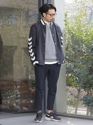 С чем носить темно-серый свитер с воротником на молнии мужчине