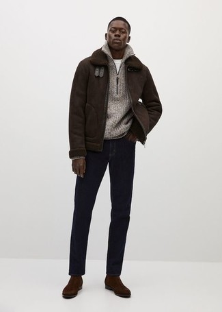 С чем носить темно-серый свитер с воротником на молнии мужчине