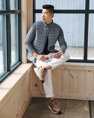 Какие брюки чинос носить с темно-серым свитером на молнии