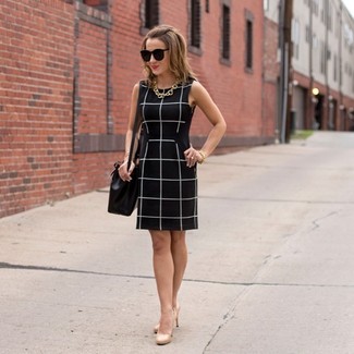 С чем носить облегающее платье в клетку