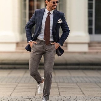 С чем носить классические брюки в клетку мужчине