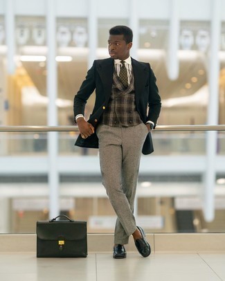 С чем носить классические брюки в клетку мужчине