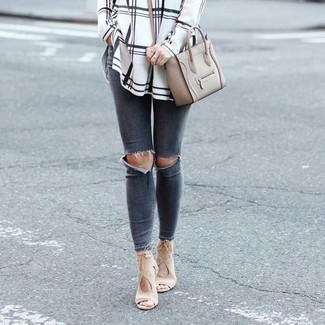 С чем носить классическую рубашку в клетку женщине