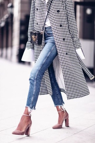 С чем носить верхнюю одежду в клетку женщине