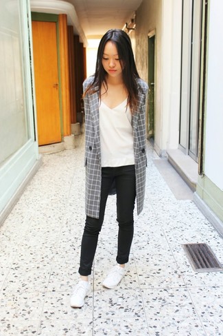 С чем носить верхнюю одежду в клетку женщине