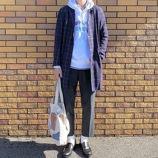 С чем носить дождевик в клетку мужчине