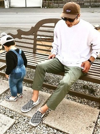 С чем носить слипоны в клетку мужчине