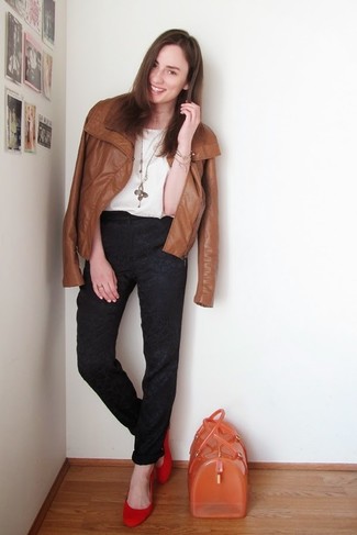 Как носить брюки чинос с косухой женщине