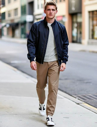 Как носить брюки чинос с бомбером