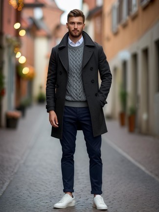 Как носить брюки чинос с вязаным свитером