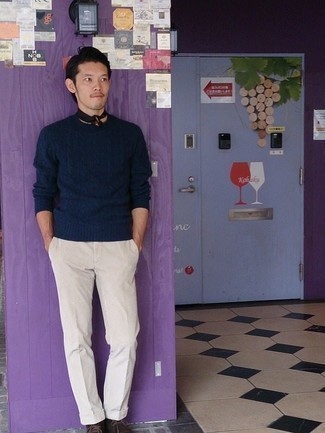 Как носить брюки чинос с вязаным свитером