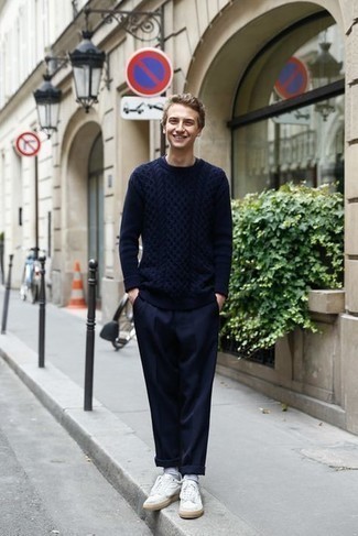 Как носить брюки чинос с вязаным свитером