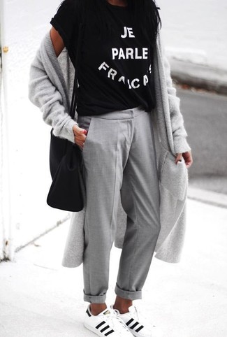 Как носить брюки чинос с кардиганом женщине