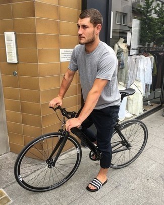 Как носить брюки чинос с сланцами