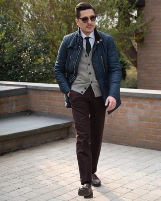 Как носить брюки чинос с трикотажным жилетом