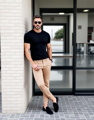 Как носить брюки чинос с лоферами с кисточками