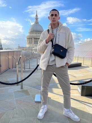 Как носить брюки чинос с свитером на молнии