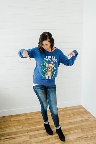 С чем носить новогодний свитер женщине