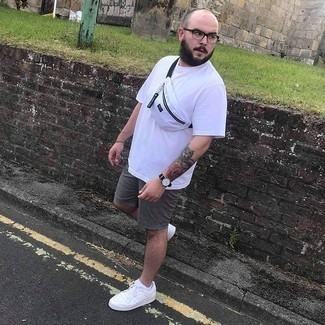 С чем носить прозрачную поясную сумку мужчине