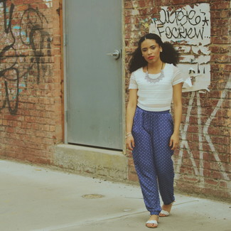 Какие укороченные топы носить с прозрачными сандалиями на плоской подошве