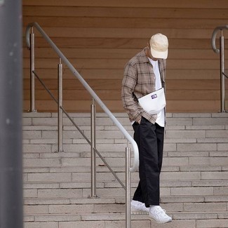 С чем носить прозрачную сумку почтальона