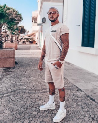 С чем носить прозрачную сумку почтальона