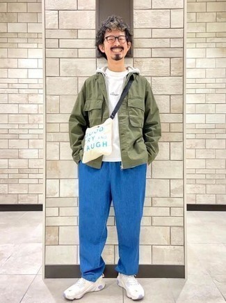 С чем носить прозрачную сумку почтальона