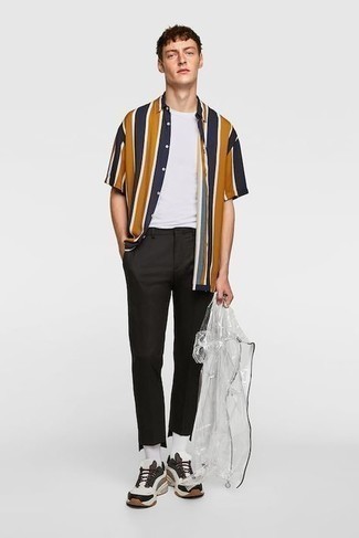 С чем носить прозрачную резиновую большую сумку мужчине