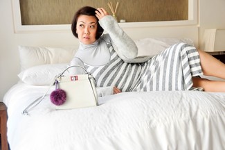 С чем носить прозрачную сумку-саквояж