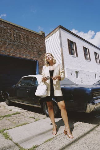 С чем носить прозрачную сумку-саквояж