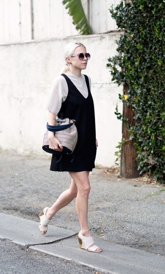 С чем носить прозрачные босоножек на танкетке