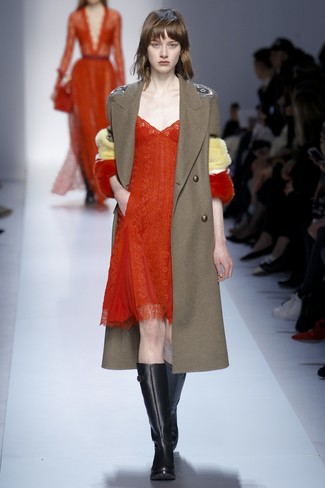 Как носить пальто с сапогами