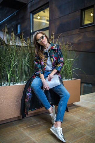 Как носить пальто с низкими кедами женщине