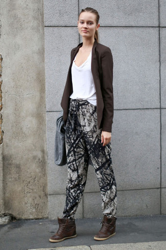 Как носить пальто с пижамными штанами женщине