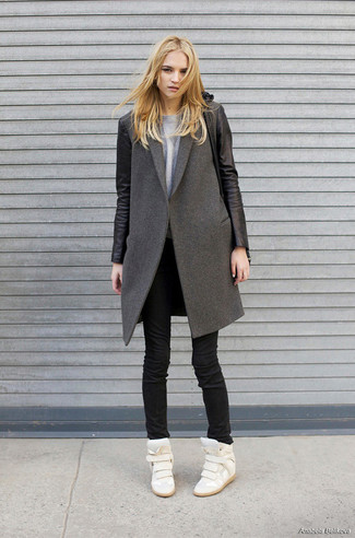 Как носить пальто с кроссовками на танкетке